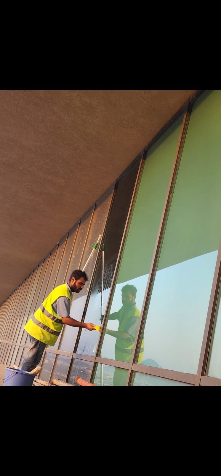 فريق نقاء للتنظيف أثناء تنظيف واجهة زجاجية ضمن خدمات شركة تنظيف منازل بالرياض