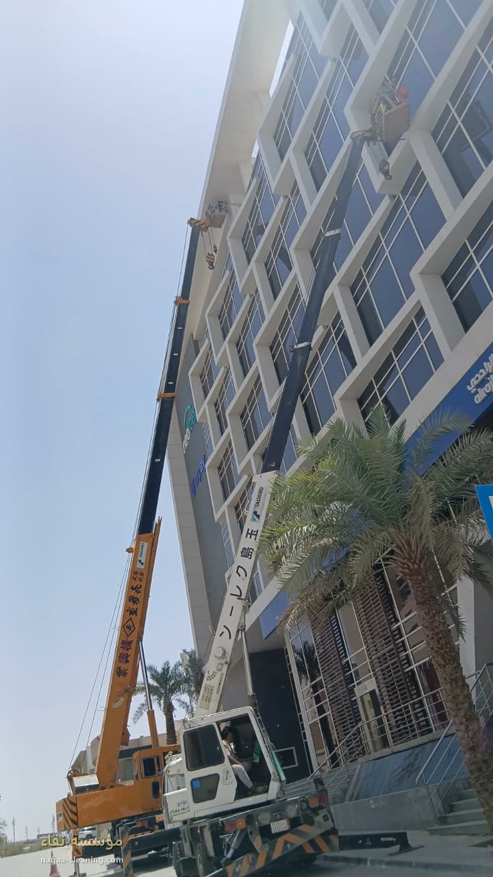 Tower facade cleaning from a lift ✓